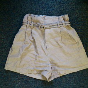 Khaki shorts with belt